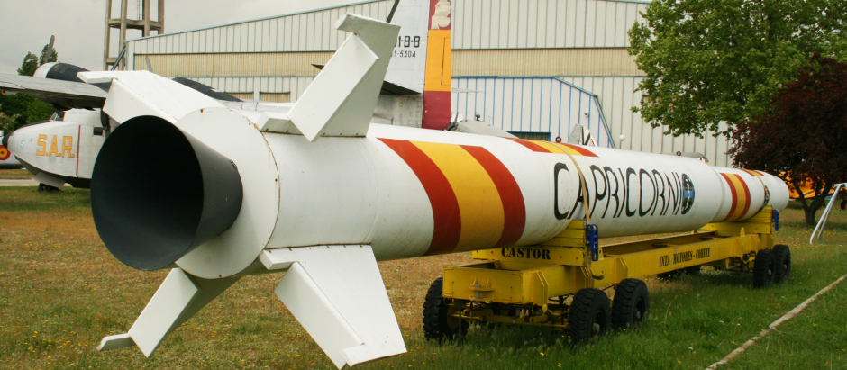 Maqueta de un cohete Capricornio en el Museo del Aire de Cuatro Vientos