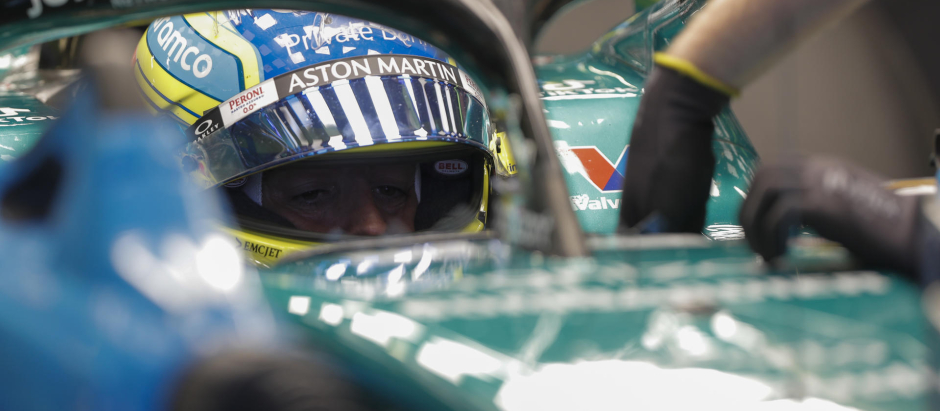 Fernando Alonso, subido al Aston Martin en el GP de México de F1