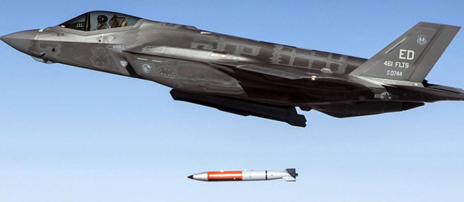 Un F-35 lanza una bomba nuclear B61-12 durante una prueba