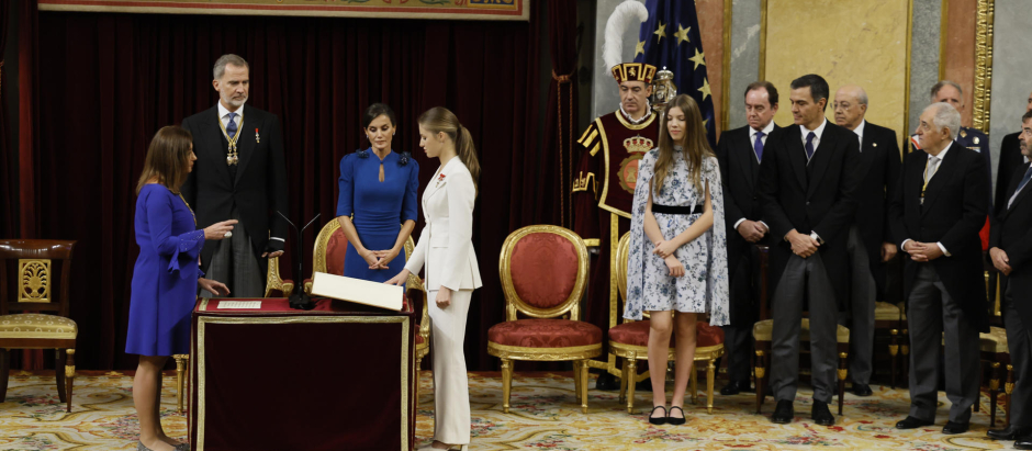 La Princesa Leonor (c) jura la Constitución ante la presidenta del Congreso, Francina Armengol (i), y los Reyes de España
