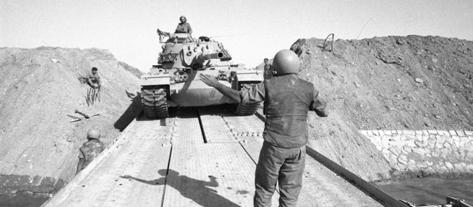 Tanques israelíes cruzando el Canal de Suez