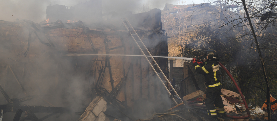 Un bombero apaga el incendio en un vivienda afectada por los bombardeos rusos