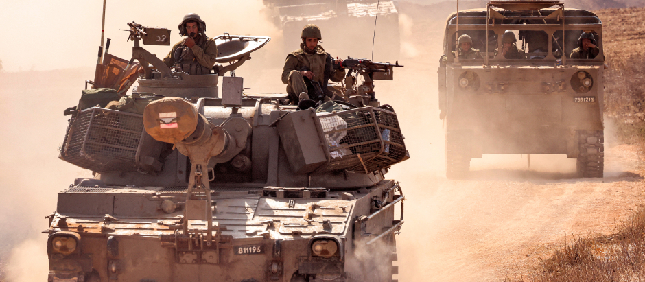 Un obús de artillería del ejército israelí se mueve en una posición cerca de la frontera con la Franja de Gaza