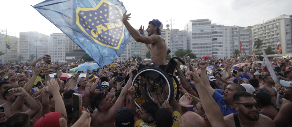 Aficionados de Boca Juniors se reúnen para celebrar y cantar a favor de su equipo en la previa de la final de la Copa Libertadores ante Fluminense