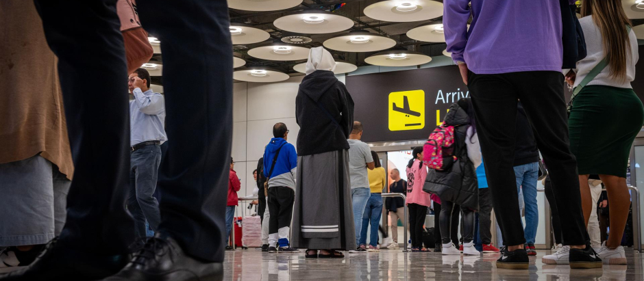 Varias personas aguardan en la terminal de llegadas este martes en el aeropuerto internacional Alfonso Suárez Madrid Barajas