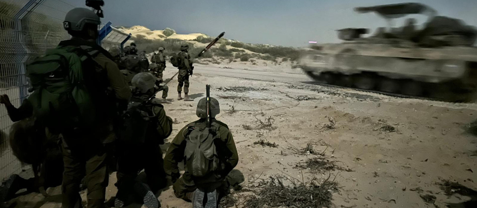 Varios soldados israelíes durante la incursión terrestre en la franja de Gaza