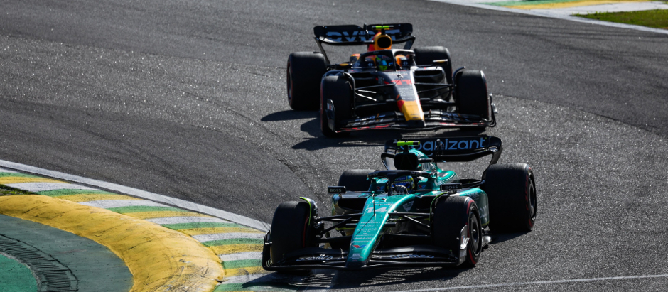 Fernando Alonso y 'Checo' Pérez en su lucha en el circuito de Interlagos de Brasil