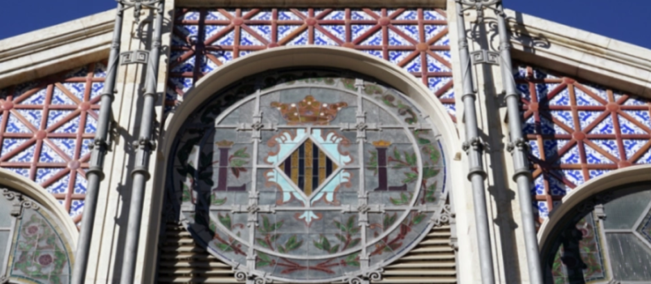 Imagen del escudo de Valencia en una de las vidrieras del Mercado Central de la ciudad