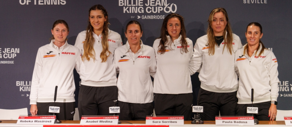 El equipo español para las finales de la Billie Jean King Cup en La Cartuja de Sevilla. En la imagen de izquierda a derecha; Cristina Bucsa, Rebeka Masarova, la capitana Anabel Medina, Marina Bassols, Paula Badosa y Sara Sorribes.