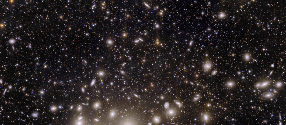 Clúster de galaxias de Perseo

La imagen muestra 1.000 galaxias pertenecientes al cúmulo de Perseo y más de 100.000 galaxias adicionales más alejadas en el fondo. Perseo es una de las estructuras más masivas conocidas en el Universo, y está ubicada a 240 millones de años luz de la Tierra. Al mapear la distribución y las formas de estas galaxias, los cosmólogos podrán descubrir más sobre cómo la materia oscura dio forma al Universo que vemos hoy. "Esta es la primera vez que una imagen tan grande nos permite capturar tantas galaxias de Perseo con un nivel de detalle tan alto", señala la ESA.