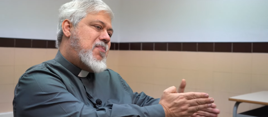 Peio Sánchez, rector de la parroquia de Santa Anna, durante la entrevista