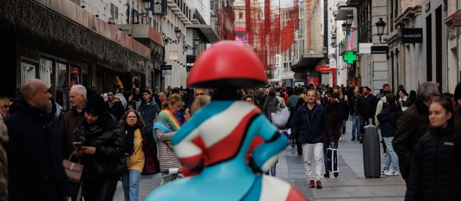 Ciudadanos pasean por la calle Preciados de Madrid