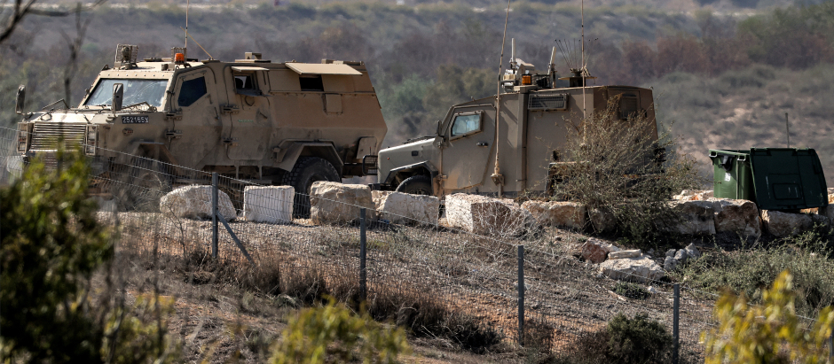 Vehículos blindados del Ejército israelí en e frontera en el sur de Israel frente a la Franja de Gaza