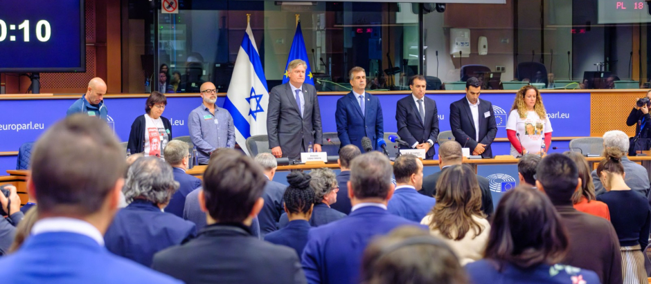 Minuto de silencio antes de que Eli Cohen, ministro de Exteriores de Israel, hablara en un encuentro con diversas víctimas de Hamas en el Parlamento