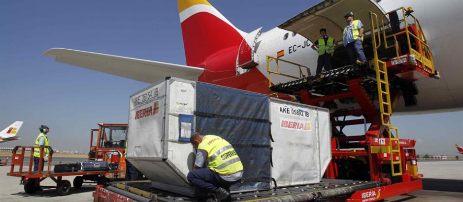 Embarque de mercancías en un avión de Iberia