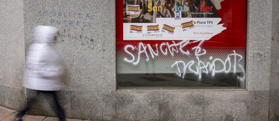 Una pintada en contra de la amnistía en la sede del PSOE de la calle Ferraz