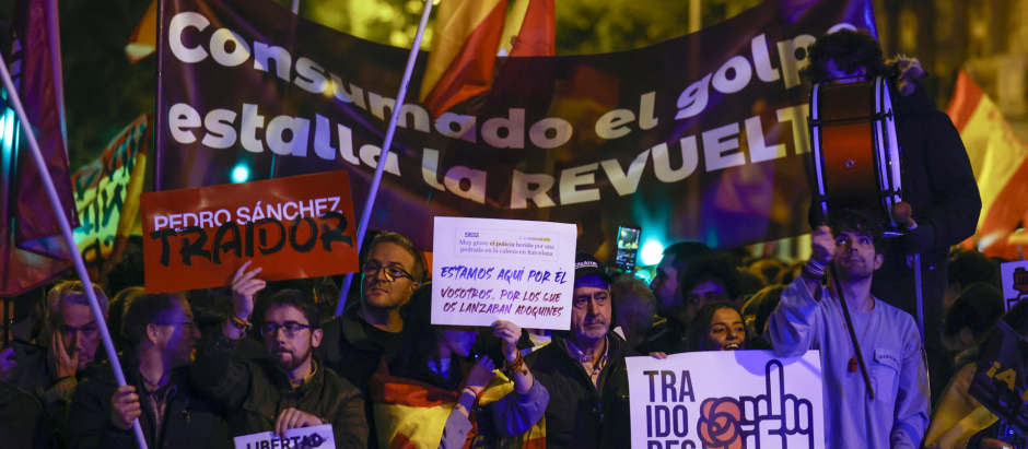 Manifestantes con pancartas se concentran en la calle Ferraz, en Madrid