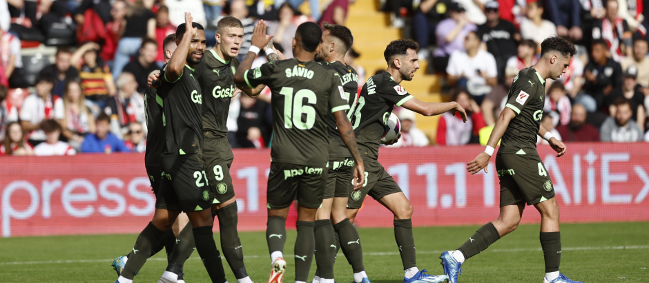 Los jugadores del Girona celebran el gol de su Dovbyk