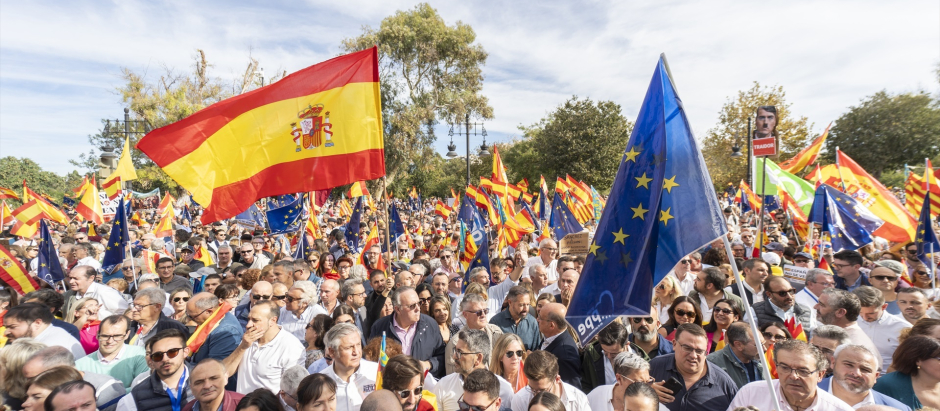Miles de valencianos se han concentrado en contra de la ley de amnistía