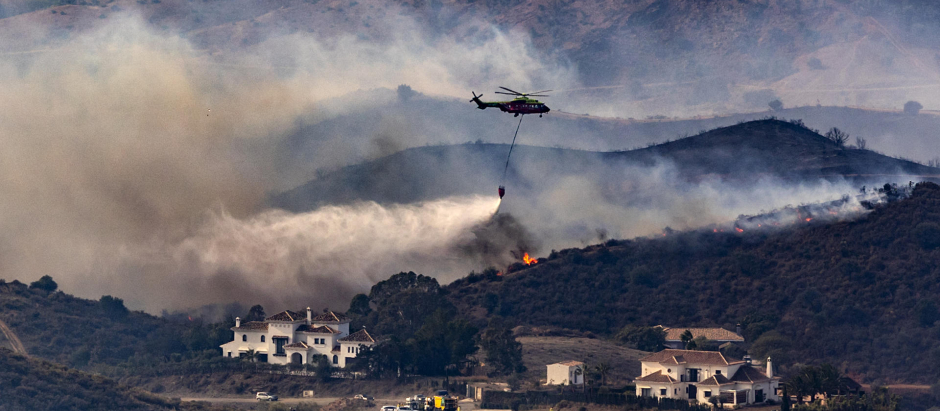 Medios terrestres y aéreos trabajan en la extinción de un incendio forestal que se ha declarado esta madrugada en un paraje de Mijas (Málaga)