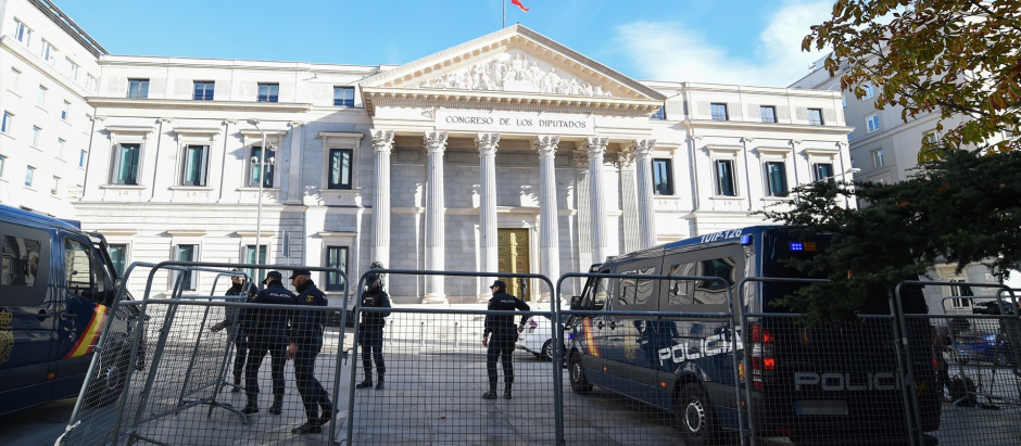 Un furgón de la Policía Nacional controla la zona del Congreso de los Diputados