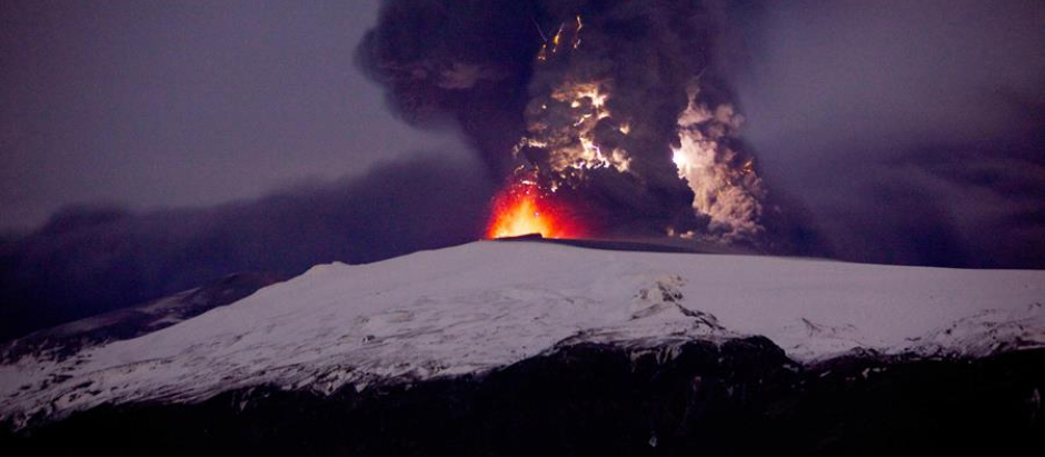 El volcán Eyjafjalla en plena erupción en el año 2010