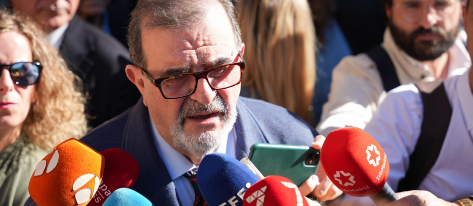 El primer presidente de la Junta de Andalucía y magistrado, José Rodríguez de la Borbolla, atiende a los medios en Sevilla durante una concentración de jueces y magistrados contra la amnistía