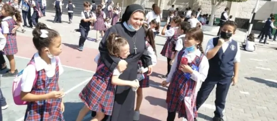 Sor Nabila con los alumnos en el patio del colegio de las Hermanas del Santo Rosario