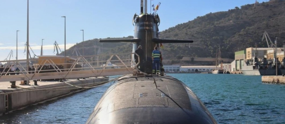 El submarino S-81 Isaac Peral, en la fosa de poniente de la base de submarinos