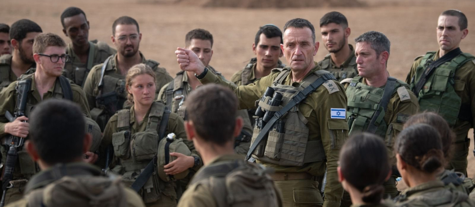 El Jefe del Estado Mayor de Israel, General de División Herzi Halevi  se dirige a sus soldados antes de incursionar en Gaza