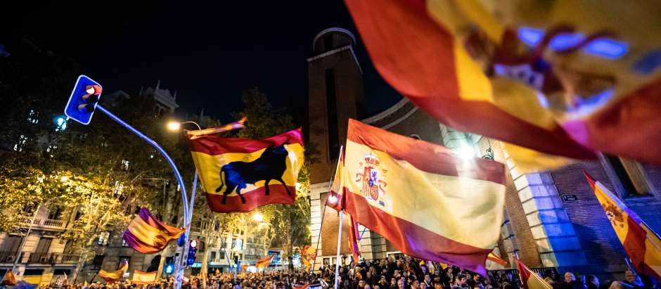 Cientos de personas con banderas durante una manifestación contra la amnistía frente a la sede del PSOE en Ferraz