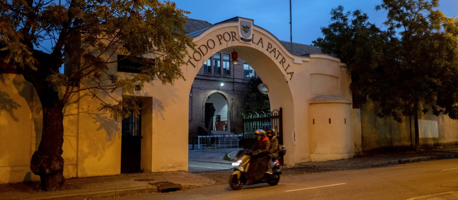 entrada principal del cuartel de Carabanchel donde ya residen varias decenas de inmigrantes