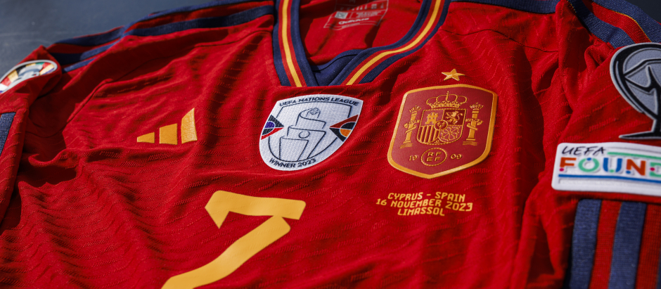 Camisetas de la selección española, Equipación