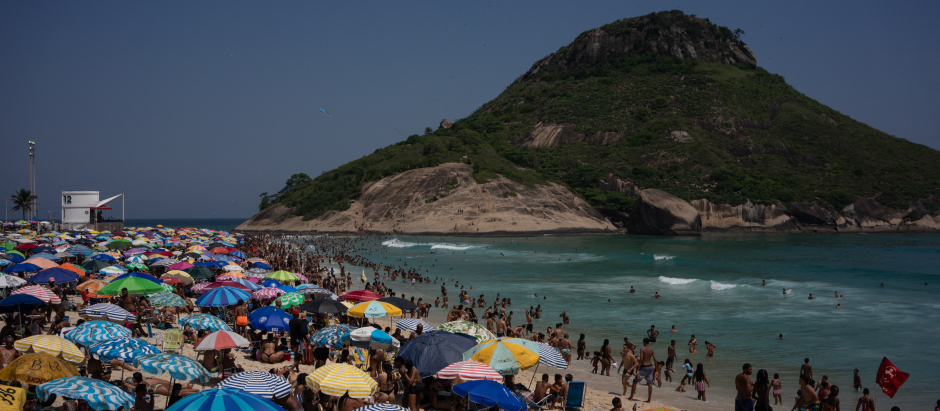 Cientos de personas se alivian del calor en la playa del Recreio dos Bandeirantes