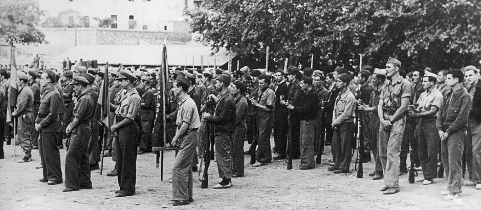Los miembros de un batallón internacional, posiblemente el Batallón inglés en su despedida durante la Batalla del Ebro en el campo de fútbol de Marca octubre de 1938