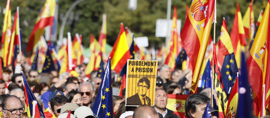 Otros piden prisión para el líder fugado de Junts, Carles Puigdemont; y para el presidente del Gobierno Pedro Sánchez