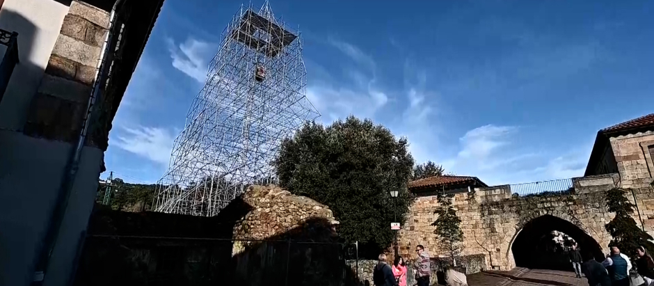 La estructura del árbol de navidad de 65 metros que están montando en Cartes, Cantabria