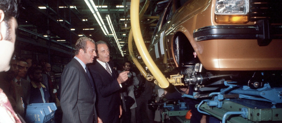 EL Rey Juan Carlos I visita la línea de montaje del fiesta junto a Henry Ford II