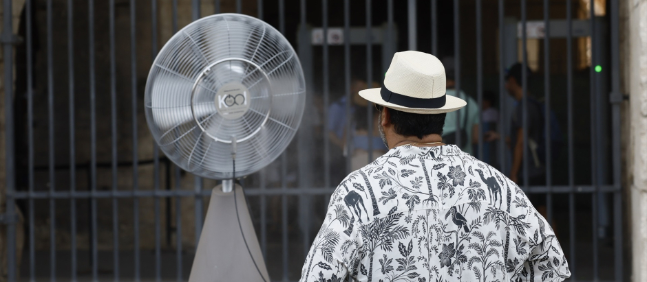 Un hombre frente a un ventilador en Italia este pasado verano