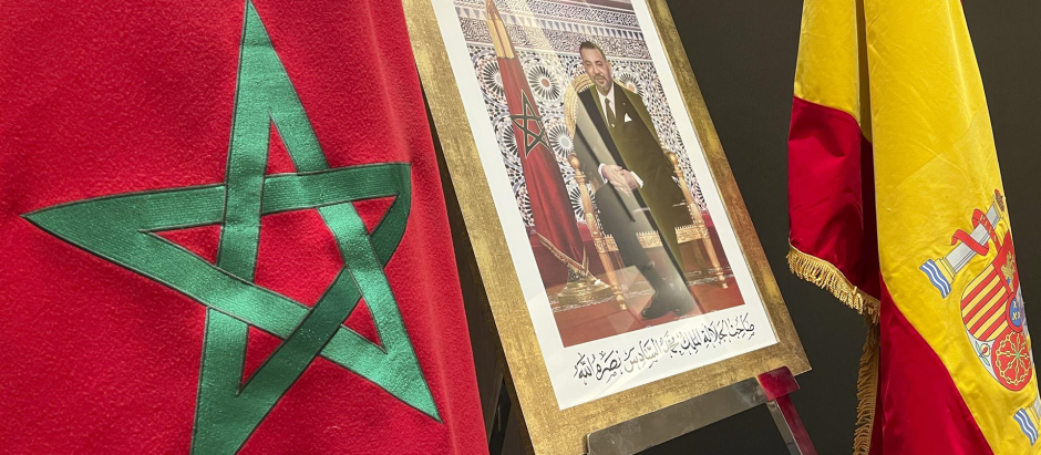 Las banderas de España y Marruecos, junto a un retrato del Rey de Marruecos, Mohammed VI