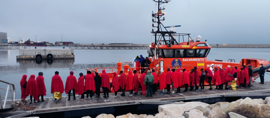 Varios inmigrantes, a su llegada a la costa de la provincia de Alicante