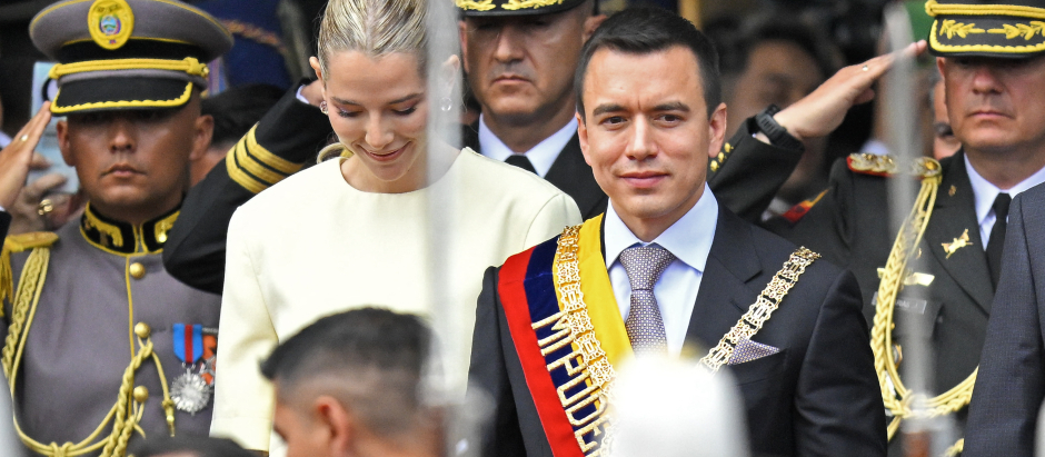 Daniel Noboa presidente de Ecuador tras recibir la banda presidencial