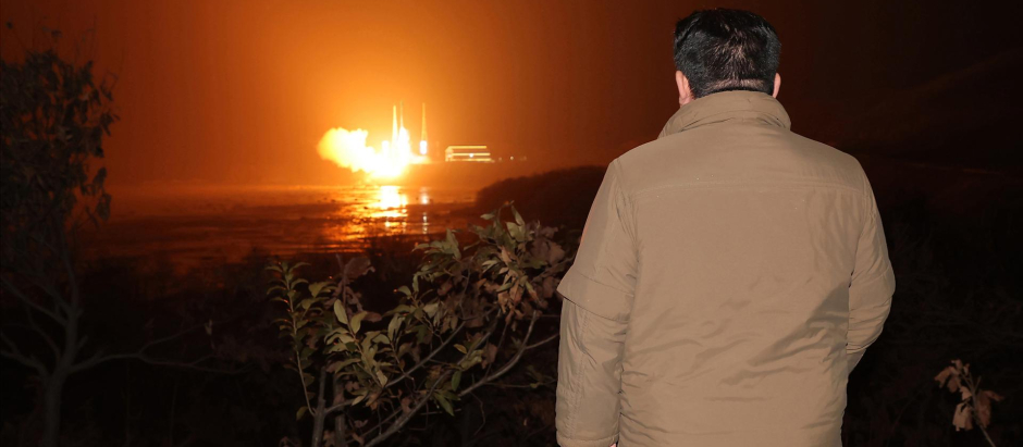 Kim Jong-un observa una operación militar