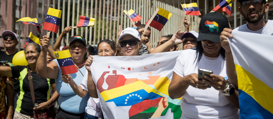 Personas participan en el simulacro de referéndum consultivo por el Esequibo, en Caracas (Venezuela).