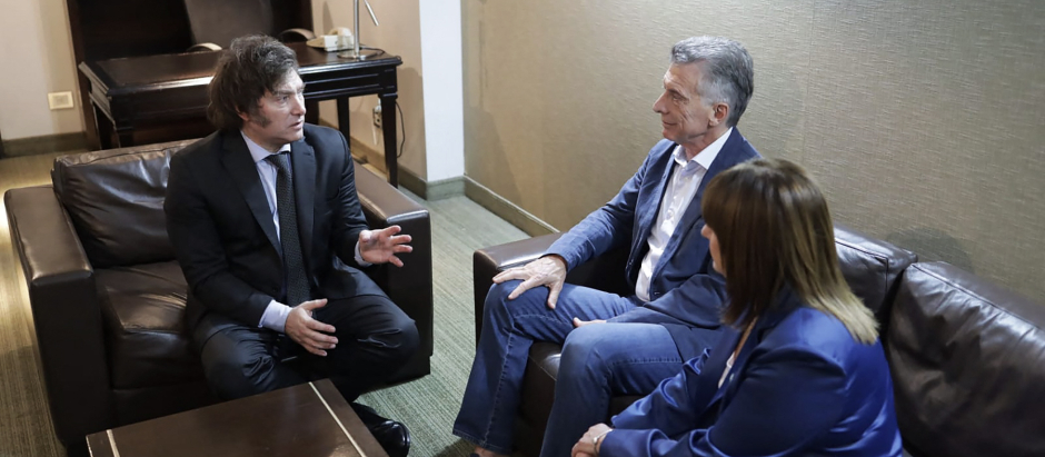 El presidente electo de Argentina, Javier Milei, con el expresidente Mauricio Macri