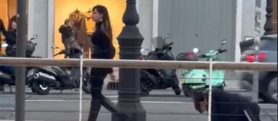 Una mujer pasea a un hombre como si fuese un perro en Valencia