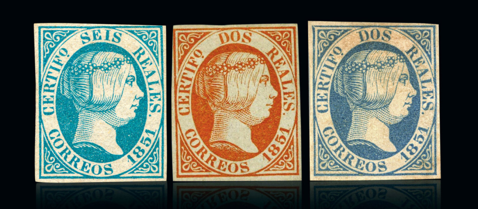 El sello de seis reales azul al lado de un sello de dos reales con su color original anaranjado y otro fruto del error de impresión
