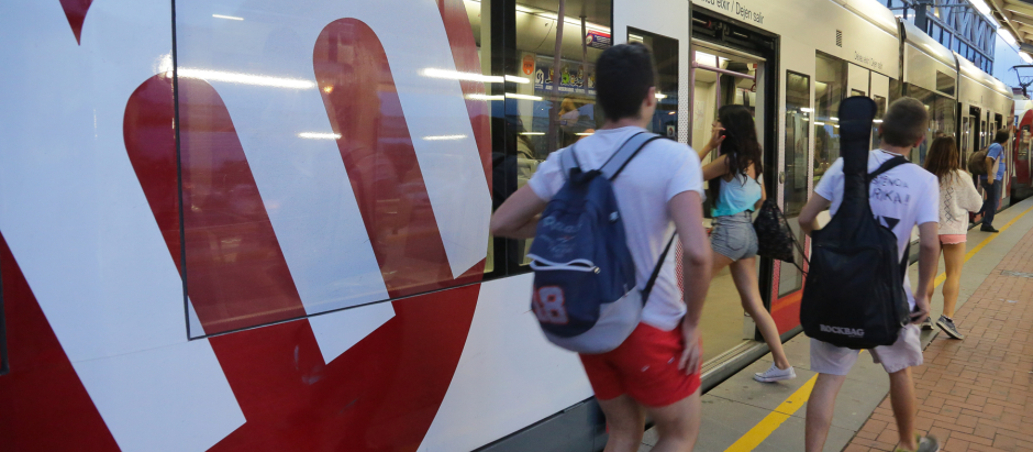 Miles de personas suben cada día en las diferentes líneas de Metro Valencia