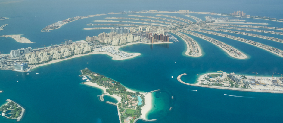 Vista aérea de una de las características islas artificiales de Dubái, donde se celebrará la COP28
 
Palm Jumeirah
 
The Palm Jumeirah is a man-made island and extend into the Persian Gulf. Increasing Dubai's shoreline by a total of 520 kms, it features themed hotels, parks, villas, shoreline apartments, restaurants. It offers a world of leisure and entertainment, a truly inspirational holiday destination. 

Dubai is the leading centre for business and tourism in the Middle East. A city of over 2 million inhabitants, it is the second largest of the seven emirates witch make up the United Arab Emirates. Dubai offers the visitor a fascinating kaleidoscope of contrasts - a distinctive blend of modern city and timeless desert, east and west, old and new. An exotic destination with cosmopolitan lifestyle, Dubai combines the comfort and convenience of the western world with an unique charm and hospitality of Arabia. Families are not forgotten. The city has many parks and playgrounds. While at the end of the day, Dubai's restaurants and nightspots offer a wide choice of international cuisine and entertainment. 

Dubai (ook wel Doebai) (Arabisch:دبي ; in het Arabisch uitgesproken als Doe-bei-i) is een stad in de Verenigde Arabische Emiraten (VAE) en de hoofdstad van het gelijknamige emiraat met 2,1 miljoen inwoners.

https://nl.wikipedia.org/wiki/Dubai_(stad)

Dubai (/duːˈbaɪ/ doo-by; Arabic: دبي‎‎ Dubayy, Gulf pronunciation: [dʊˈbɑj]) is the most populous city in the United Arab Emirates (UAE).[3] It is located on the southeast coast of the Persian Gulf and is the capital of the Emirate of Dubai, one of the seven emirates that make up the country. Abu Dhabi and Dubai are the only two emirates to have veto power over critical matters of national importance in the country's legislature.  The city of Dubai is located on the emirate's northern coastline and heads up the Dubai-Sharjah-Ajman metropolitan area. Dubai is to host World Expo 2020
Dubai has recently attracted world attention through many innovative large construction projects and sports events. The city has become iconic for its skyscrapers and high-rise buildings, in particular the world's tallest building, the Burj Khalifa.

https://en.wikipedia.org/wiki/Dubai