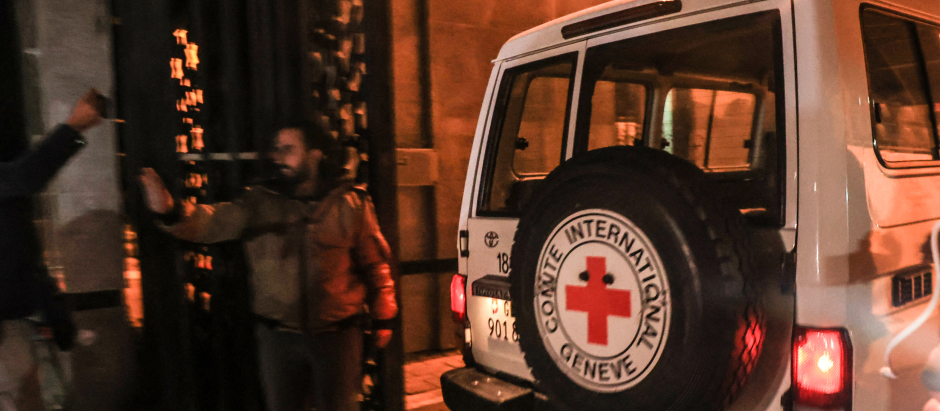Una ambulancia de la Cruz Roja traslada a los secuestrados liberados por Hamás